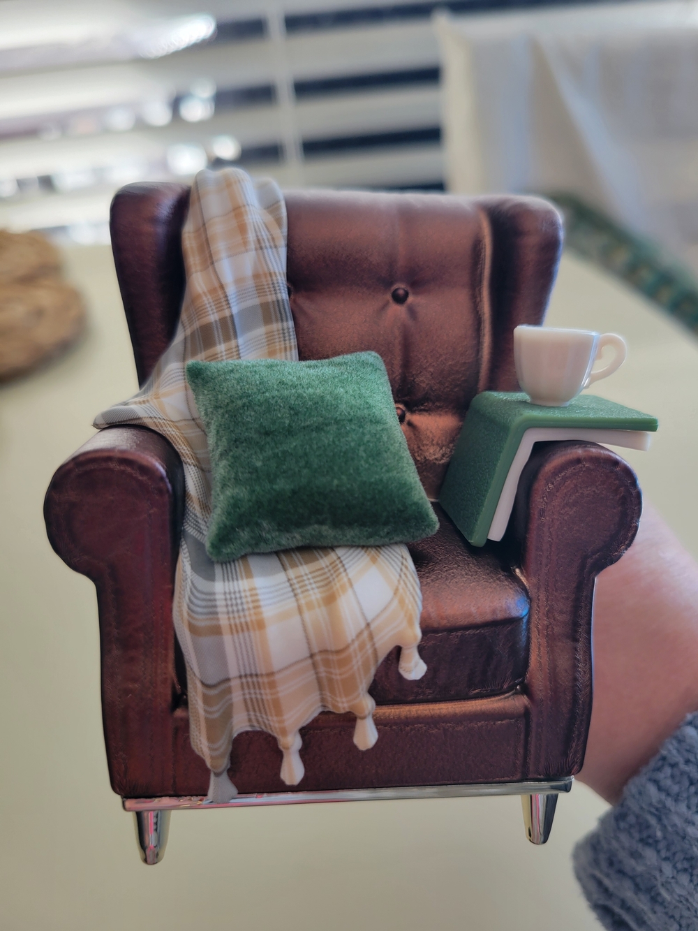 Bath&Body Wallflower Plug Brown Leather Armchair with Green Pillow & Plaid Throw